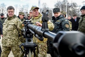 Порошенко: "Мы танками и БТРами бьем по безработице"