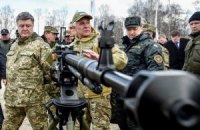 Порошенко: "Мы танками и БТРами бьем по безработице"