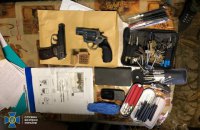 Поблизу кордону з РФ та Білоруссю знайшли схрон зброї з тепловізорами 