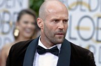 Джейсон Стетхэм повторил трюк бойцов UFC по открыванию бутылки ногой