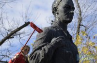 Студенты "Могилянки" помыли памятник Сковороде