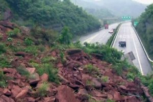 Из-за ливней в Китае пострадали более 690 тысяч человек