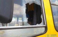 У Києві автомобіліст влаштував на дорозі "розборки" з маршрутником, прокатавши його на капоті