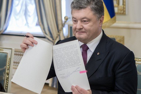 Порошенко подписал закон о сертификации западных лекарств