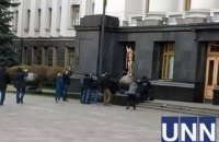 Обнаженная активистка забралась на шар перед Офисом президента и выкрикивала "Долой насилие"