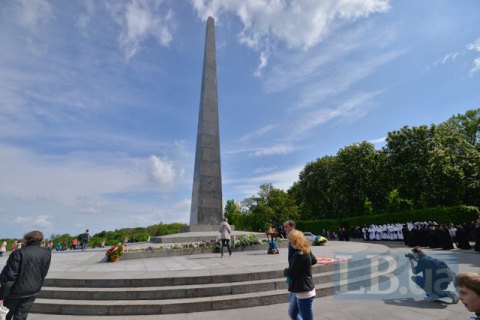 На киевской площади Славы возле обелиска произошла стычка