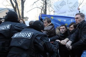 БЮТ: задержанных за митинг на Банковой бьют в райотделе милиции