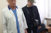 ​Врача онкодиспансера в Киеве задержали при получении $2 тыс. взятки