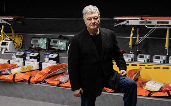 Порошенко з волонтерами купив обладнання для машин швидкої допомоги, які рятуватимуть бійців на фронті