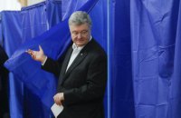 Порошенко проголосовал в киевском Доме офицеров