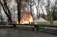 В Мариинском парке в Киеве сгорела палатка протестующих
