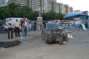 В Сумах авто снесло остановку: есть погибшие