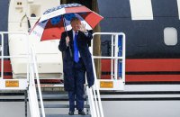 Трамп полетел в Нью-Джерси для сбора средств, хотя знал о коронавирусе у его советницы, - CNN