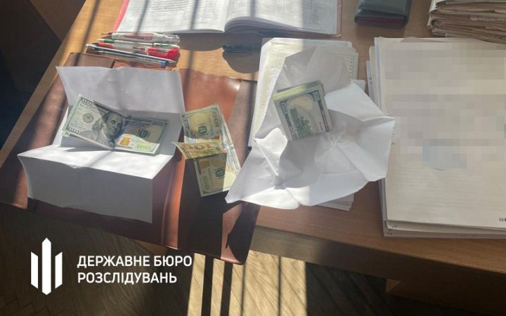 На Львіщині спіймана на хабарі працівниця ВЛК намагалася з'їсти 100 доларів