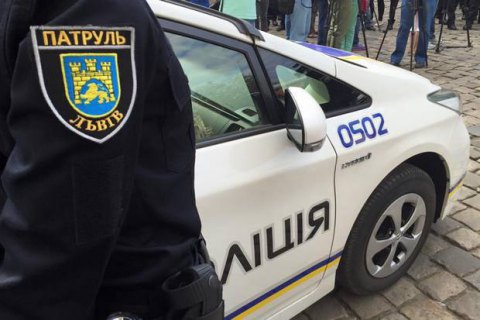 Задержанный за драку львовянин пытался дать полицейскому $20 взятки