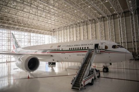 Президент Мексики предложил разыграть правительственный самолет в лотерею