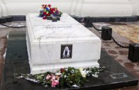 Цветок на могиле Патриарха