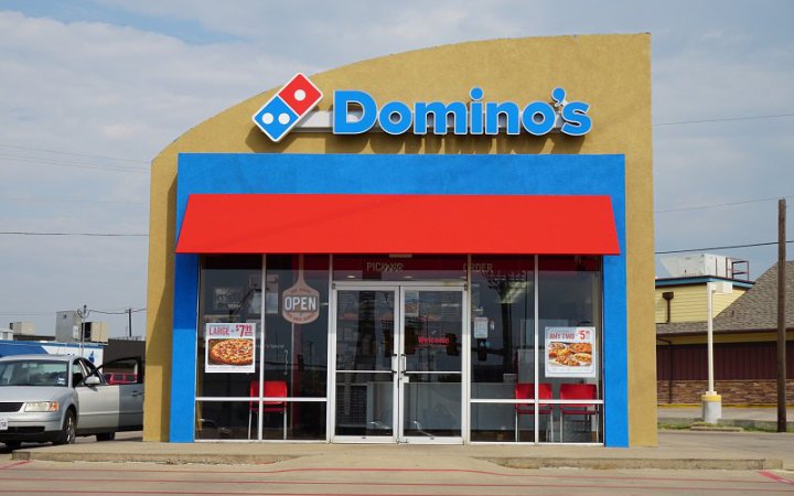 Власник бренду Domino's Pizza не зміг продати бізнес у Росії і оголосив про банкрутство 