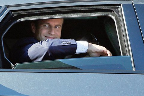 Макрон перед другим туром проведе зустрічі з Порошенком і Зеленським
