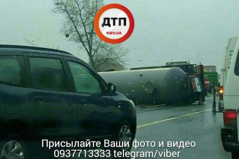 На Одесской трассе под Киевом перевернулась автоцистерна с аммиаком (обновлено)