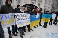 Под посольством РФ прошла малочисленная акция против оккупации Крыма 