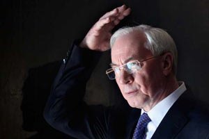Азаров думает увеличить соцвыплаты