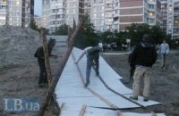 На Троещине сломали забор скандальной стройки