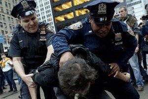 Фотографа из Нью-Йорка задержали за сьемку арестов