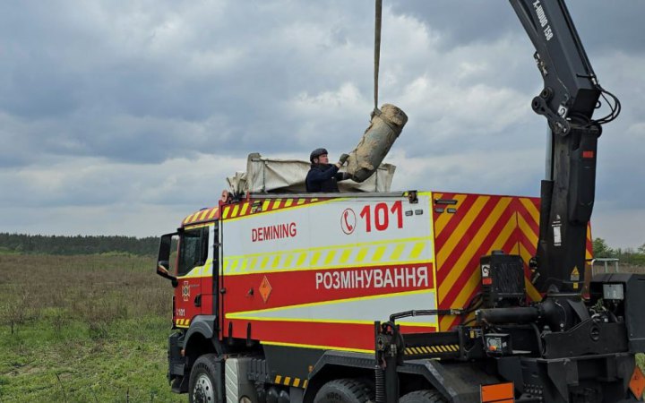 На Київщині сапери знешкодили бойову частину ракети 