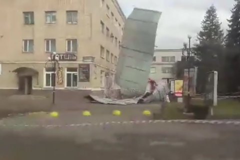 В Чорткове сильный ветр сорвал крышу со здания гостиницы