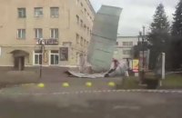 В Чорткове сильный ветр сорвал крышу со здания гостиницы