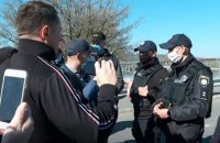 Несколько киевлян устроили конфликт с полицией из-за закрытия спортплощадки в Гидропарке