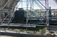У Маріїнському парку встановили сцену на місці зруйнованого пам'ятника учасникам Жовтневого повстання (оновлено)