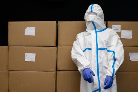 ​Фонд Порошенко и Roshen передали в больницы 20 тысяч защитных костюмов
