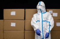 ​Фонд Порошенко и Roshen передали в больницы 20 тысяч защитных костюмов
