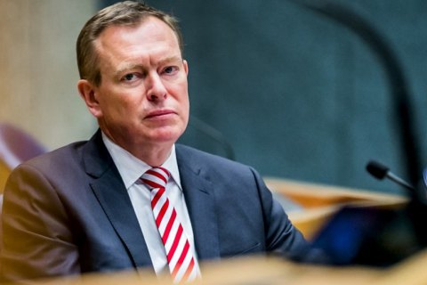 Міністр охорони здоров'я Нідерландів знепритомнів під час дебатів щодо коронавірусу