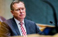 Министр здравоохранения Нидерландов упал в обморок во время дебатов по коронавирусу