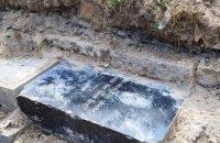 У Запоріжжі у фундаменті старої комори знайшли менонітські надгробки