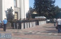 Под Радой началась драка, митингующие выхватили из строя нескольких бойцов НГУ (обновлено)