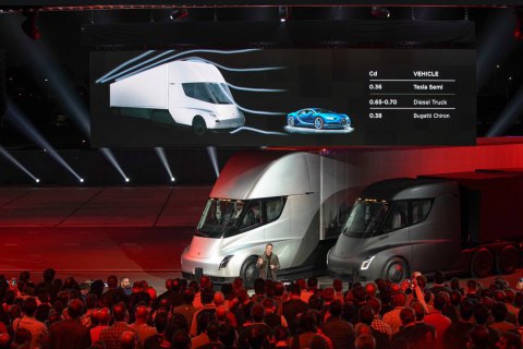Tesla представила свой первый электрогрузовик