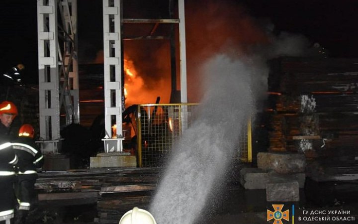 Рятувальники ліквідували пожежу, яка спалахнула в порту Одеси (оновлено)