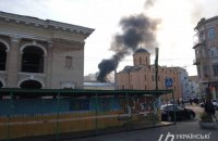 Поблизу Контрактової площі в Києві спалахнув занедбаний будинок