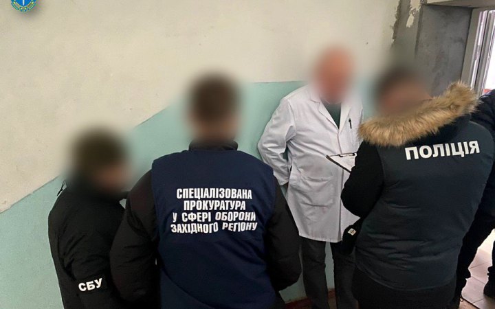 На Хмельниччині лікаря ВЛК підозрюють у вимаганні грошей з хворого військового