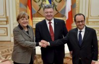 Порошенко обсудил с Меркель и Олландом отвод вооружения