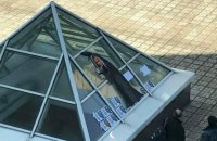 Депутату Киевсовета устроили "похороны" под окнами дома