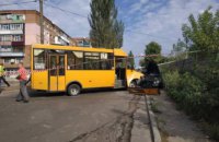 При столкновении маршрутки и "мерседеса" в Сумах пострадали 8 человек