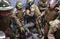 Из-за беспорядков, вызванных повышением цен на метро, в Чили ввели режим чрезвычайного положения 