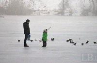 В Белой Церкви пенсионер спас 2 провалившихся под лед девочек