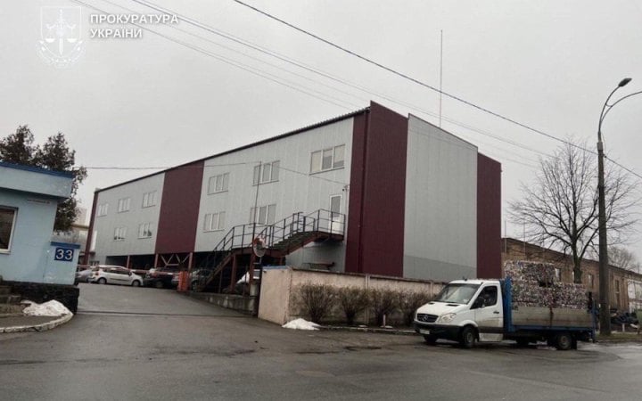 Директора київського заводу судитимуть за забруднення повітря: викиди небезпечних речовин були перевищені в десятки разів