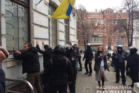 Под райотделом в Киеве произошли столкновения: 40 задержанных, трое полицейских - в больнице (обновлено)